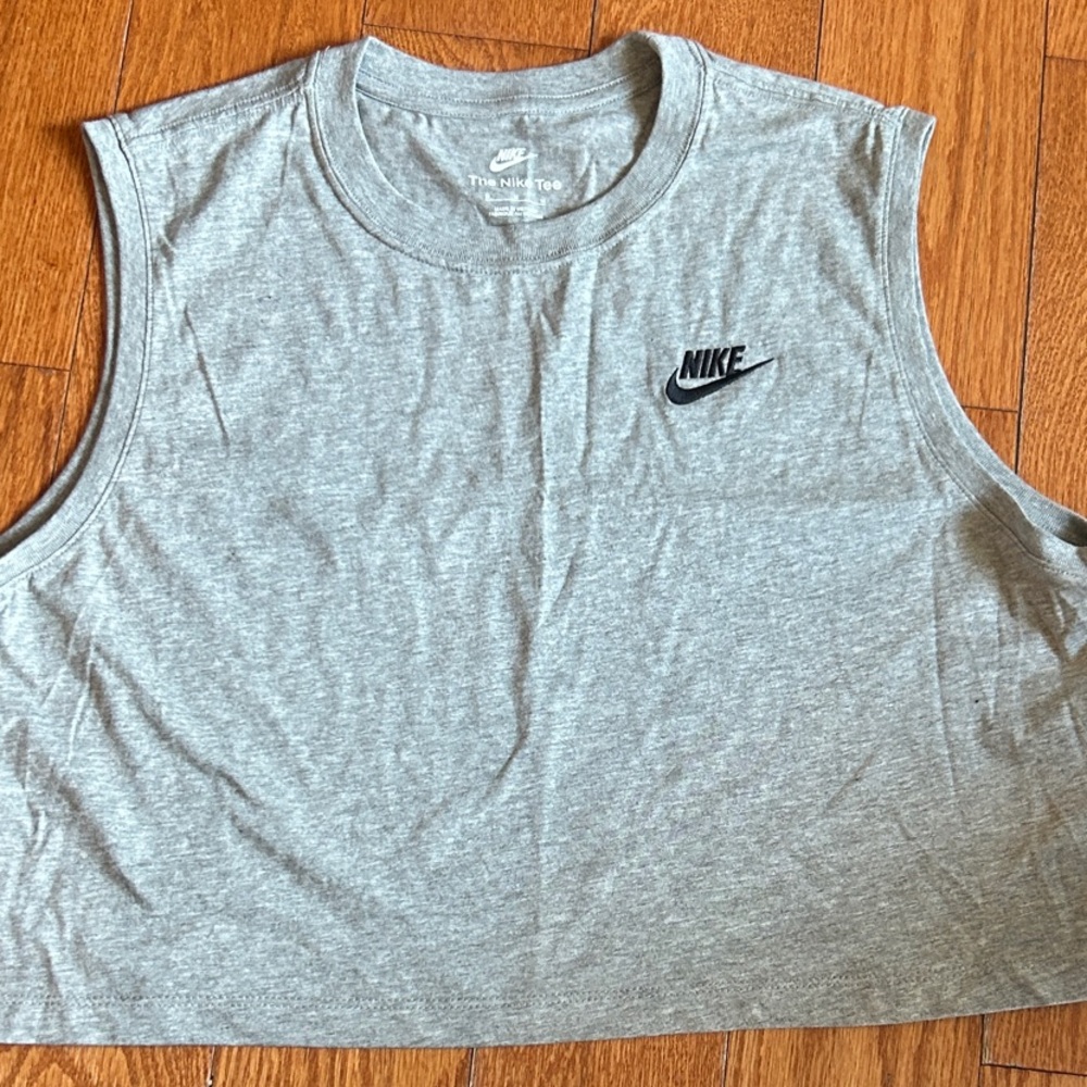 NWOT Nike Heather Gray Muscle Tee for Women